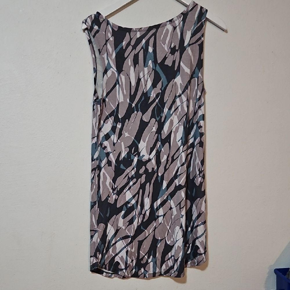 Abstract Patterned Sleeveless Blouse - Picture 6 of 6